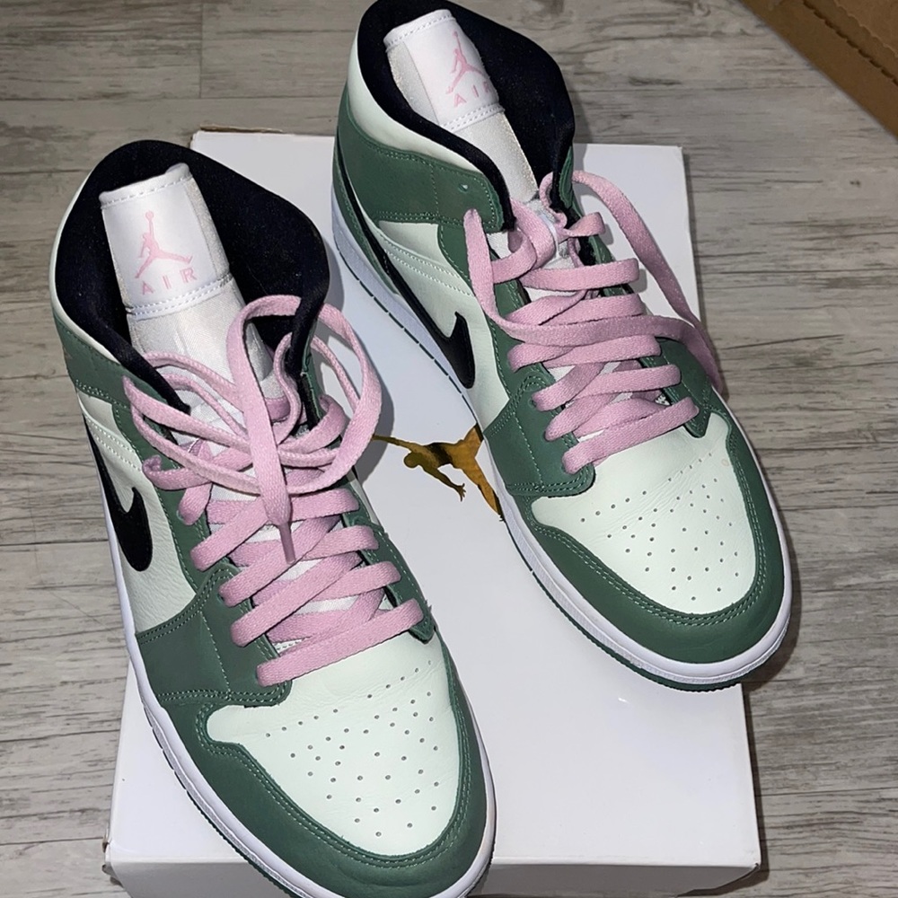Dutch green/ black woman air jordan 1 mid size 11